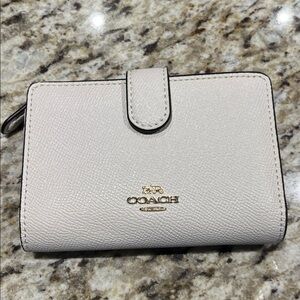 NWOT Coach | Medium Corner Zip Around Wallet | Chalk | F11484
